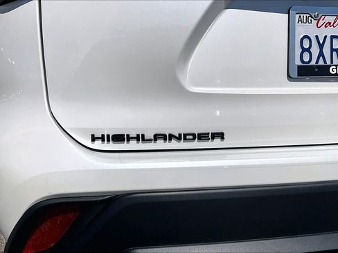 Used 2021 Toyota Highlander XLE AWD/4WD image 9