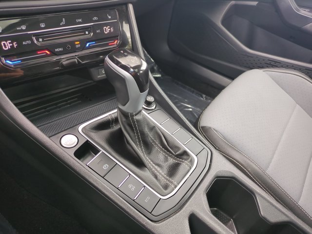 Used 2025 Volkswagen Jetta SE FWD image 12