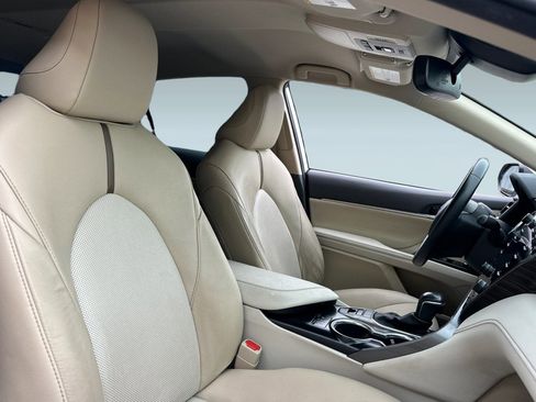 Used 2020 Toyota Camry XLE image 30