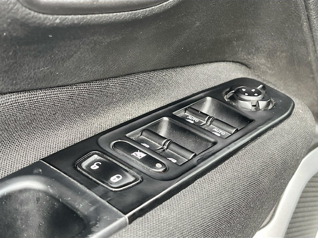 Used 2021 Jeep Renegade Latitude AWD/4WD image 18