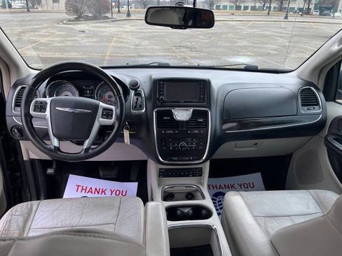 Used 2014 Chrysler Town & Country Touring w/ Driver Convenience Group image 19