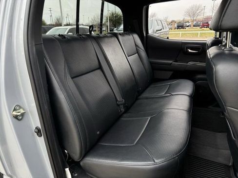 Used 2018 Toyota Tacoma TRD Sport image 30