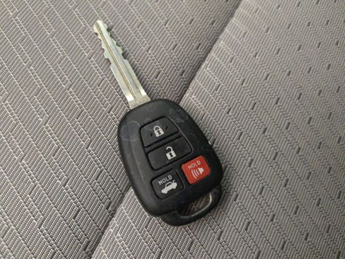 Used 2017 Toyota Camry LE image 32