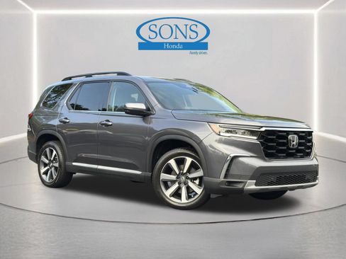 Used 2025 Honda Pilot Touring image 2