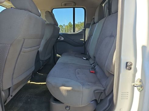 Used 2018 Nissan Frontier SV image 18