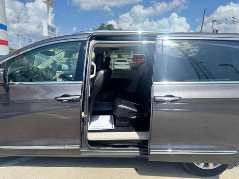 Used 2019 Chrysler Pacifica Touring-L FWD image 52