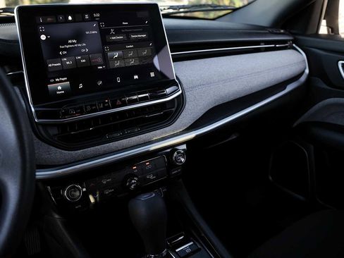 Used 2024 Jeep Compass Sport image 17