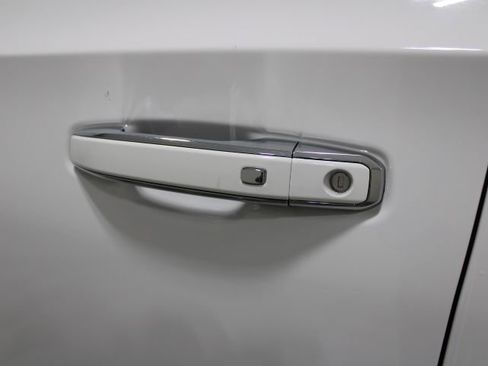 Used 2023 GMC Yukon XL SLT w/ SLT Luxury Package image 17