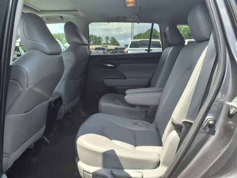Used 2022 Toyota Highlander XLE image 21