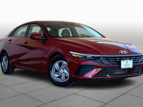 Used 2025 Hyundai Elantra SE image 2