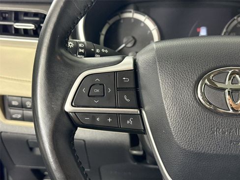 Certified 2023 Toyota Highlander XLE image 17