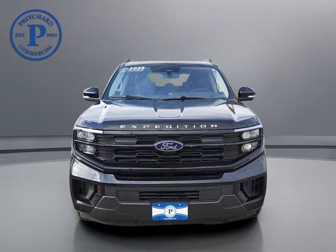 Used 2025 Ford Expedition Active AWD/4WD image 2