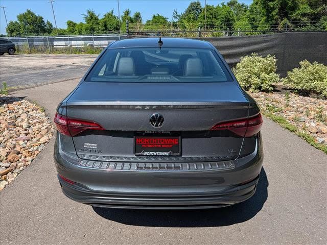 Certified 2023 Volkswagen Jetta SE w/ Panoramic Sunroof Package FWD image 4