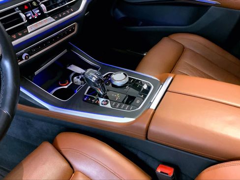 Used 2022 BMW X7 M50i image 16