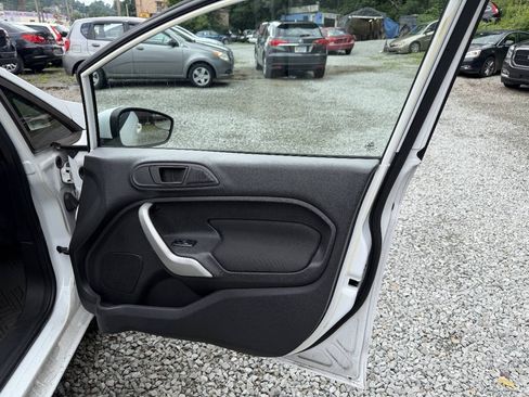 Used 2012 Ford Fiesta SE w/ Super Fuel Economy Pkg FWD image 16