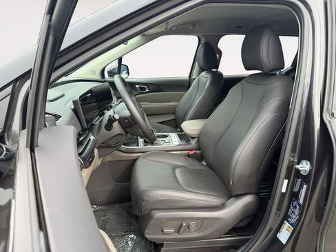 Used 2026 Kia Carnival FWD image 6