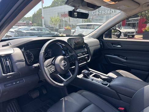 Used 2025 Nissan Pathfinder SL w/ SL Premium Package AWD/4WD image 23
