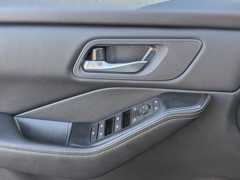 Used 2024 Nissan Rogue SV image 19