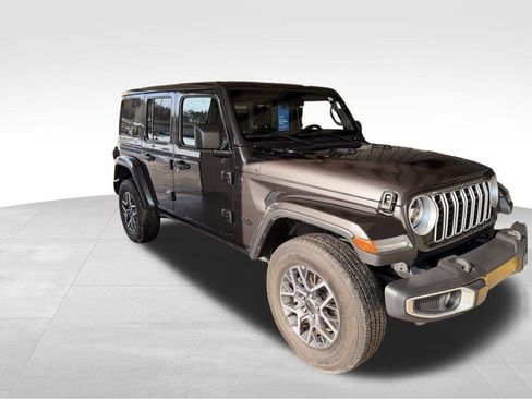 Used 2025 Jeep Wrangler Sahara image 7