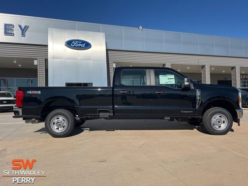 New 2026 Ford F250 XL w/ XL Chrome Package image 3