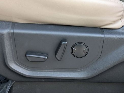 Used 2024 Ford Expedition Max XLT image 6