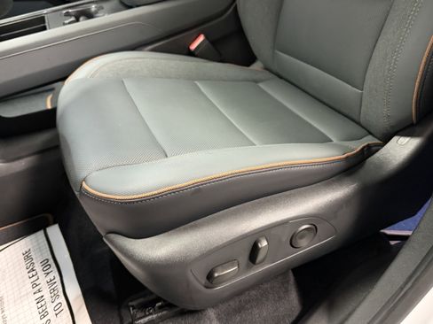 Used 2025 GMC Acadia AT4 w/ Luxury Package image 25