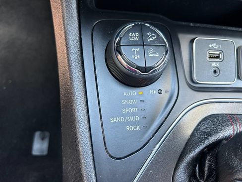 Used 2020 Jeep Cherokee Trailhawk AWD/4WD image 29