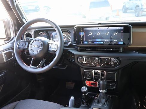 Used 2024 Jeep Gladiator Rubicon w/ Technology Group image 13