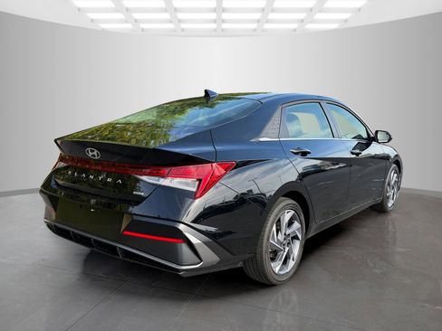 Used 2025 Hyundai Elantra Limited image 7