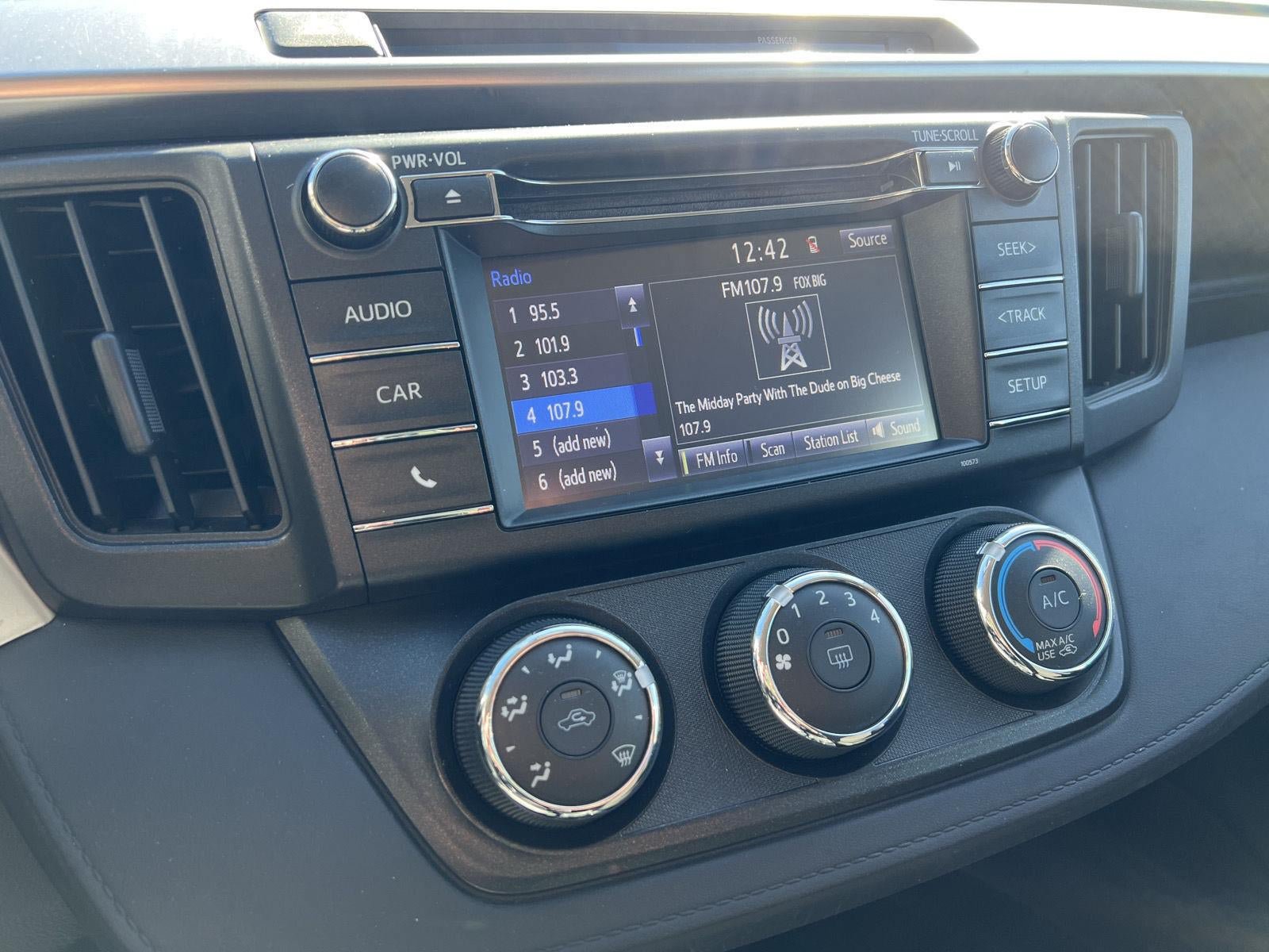 Used 2016 Toyota RAV4 LE AWD/4WD image 18