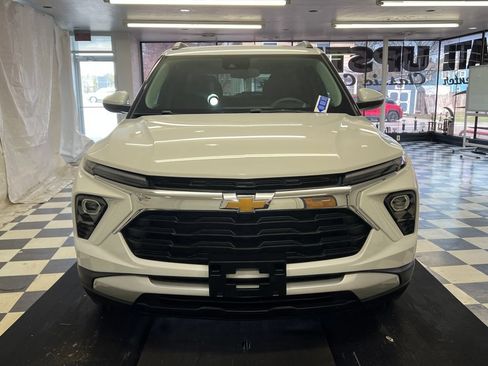 Used 2024 Chevrolet TrailBlazer LT FWD image 2