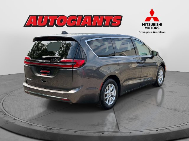 Used 2023 Chrysler Pacifica Touring-L FWD image 4