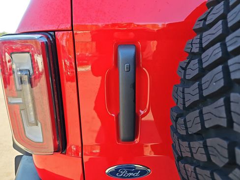 Used 2023 Ford Bronco Wildtrak image 15