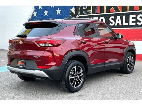 Used 2025 Chevrolet TrailBlazer LT image 2