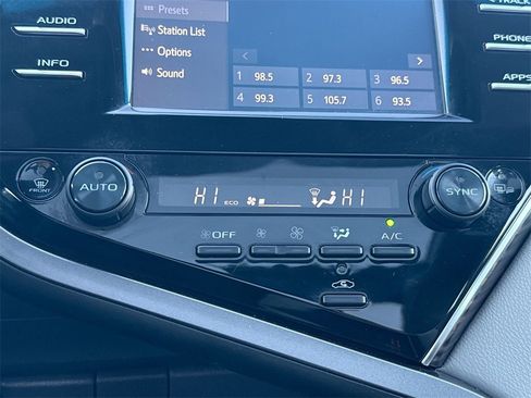 Used 2018 Toyota Camry XLE image 17