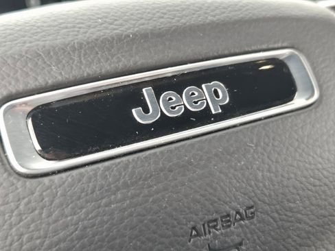 Certified 2025 Jeep Grand Cherokee Altitude AWD/4WD image 30
