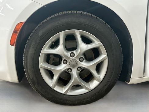 Used 2017 Chrysler Pacifica Touring-L w/ Tire & Wheel Group image 33