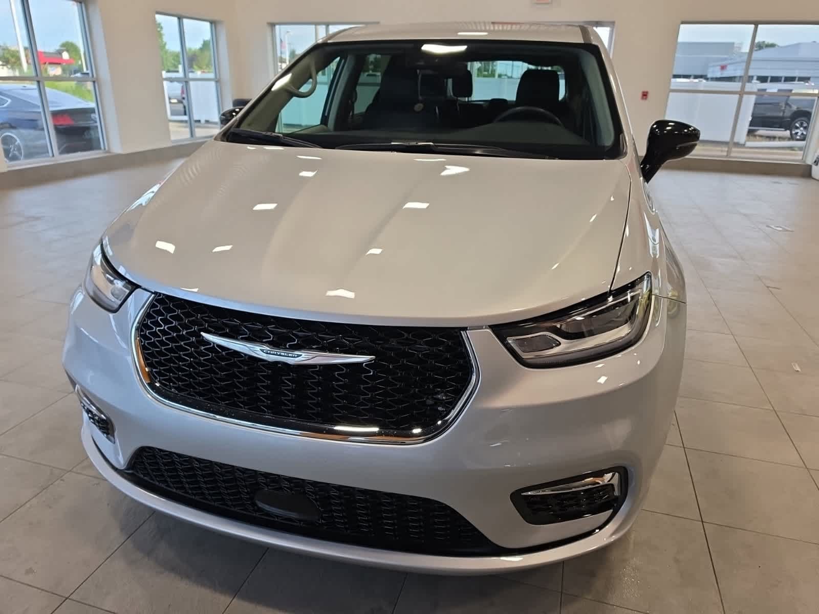 Used 2024 Chrysler Pacifica Touring-L FWD image 2