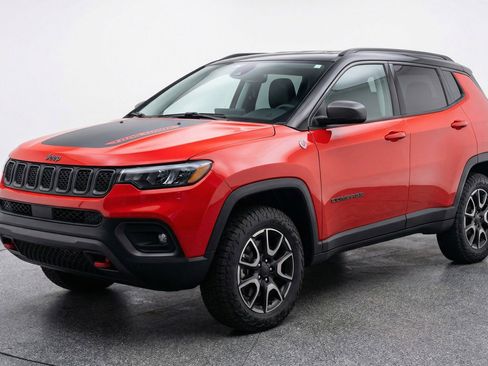 Used 2025 Jeep Compass Trailhawk image 2