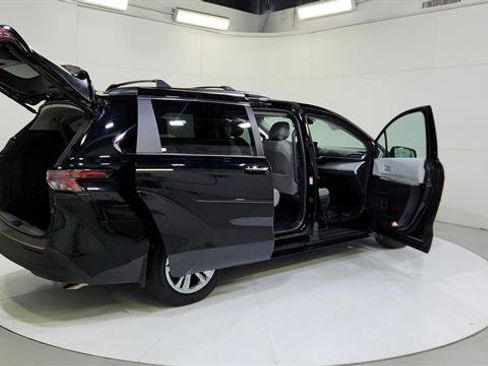 Used 2025 Toyota Sienna XLE w/ XLE Plus Package AWD/4WD image 32