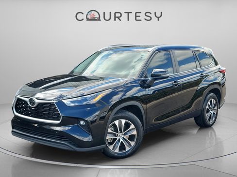 Certified 2023 Toyota Highlander L image 1