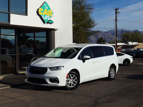 Used 2023 Chrysler Pacifica Touring-L image 2