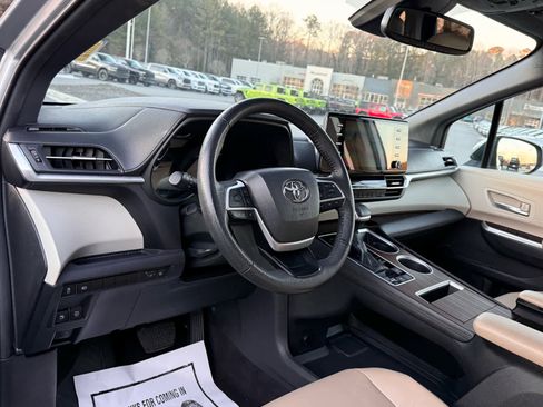 Used 2023 Toyota Sienna XLE image 16