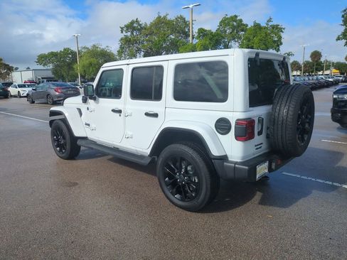 Used 2025 Jeep Wrangler Unlimited Sahara AWD/4WD image 8
