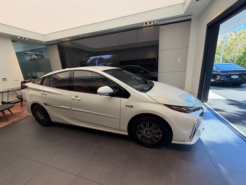 Used 2017 Toyota Prius Prime Premium FWD image 4