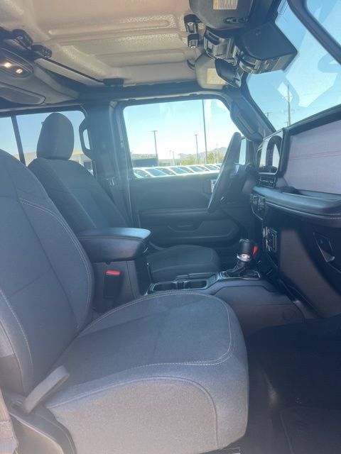 Used 2025 Jeep Wrangler Unlimited Sahara AWD/4WD image 31