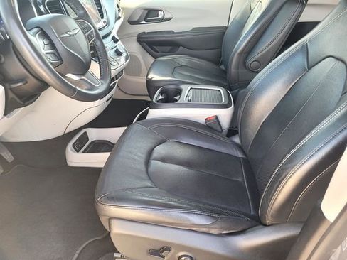 Used 2022 Chrysler Pacifica Touring-L w/ Uconnect Theater Family Group image 17