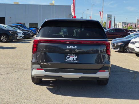 Used 2025 Kia Carnival FWD image 7