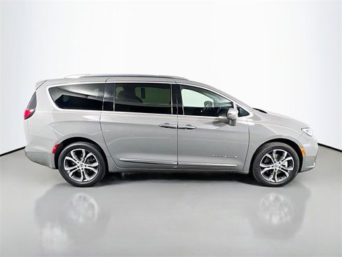 Used 2022 Chrysler Pacifica Pinnacle image 8
