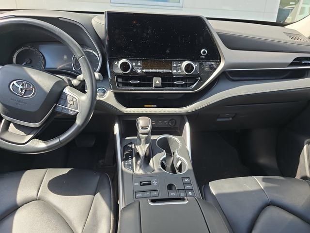 Used 2023 Toyota Highlander XLE AWD/4WD image 11